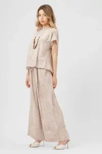 Compleu bej cu top lejer și pantaloni largi - Img 2