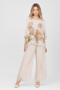 Compleu crem din viscoză și mătase cu bluză florală și pantalon larg