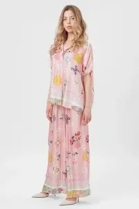 Compleu floral roz din viscoză format din cămașă și pantalon palazzo - Img 3