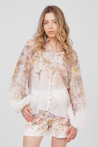 Compleu floral vaporos alb cu bluză cu nasturi și pantaloni scurți