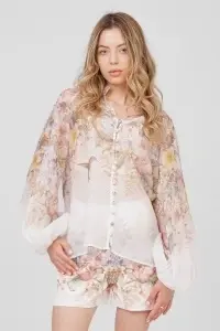 Compleu floral vaporos alb cu bluză cu nasturi și pantaloni scurți