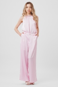 Compleu roz cu top elegant și pantaloni largi