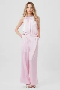 Compleu roz cu top elegant și pantaloni largi
