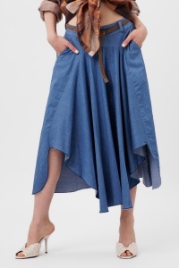 Fustă din denim albastră deschis cu tiv asimetric și curea împletită