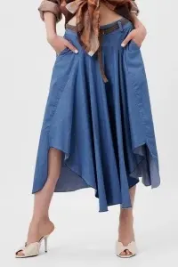 Fustă din denim albastră deschis cu tiv asimetric și curea împletită