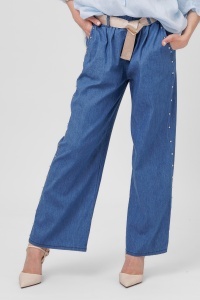 Pantaloni din denim bleu cu ținte metalice rotunde în laterale și curea