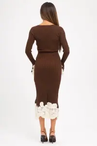 Rochie lungă maro din tricot reiat cu anchior și crăpătură pe picior - Img 4