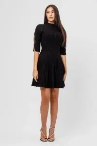 Rochie neagră scurtă din tricot striat cu guler înalt și mâneci decupate cu accesorii aurii - Img 2