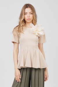 Bluză bej din bumbac cu peplum și floare din organza pe umăr
