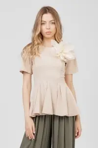 Bluză bej din bumbac cu peplum și floare din organza pe umăr