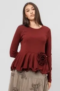 Bluză bordo din jerse cu peplum balon și floare aplicată