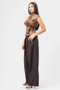 Bluză maro pe gât din tiul cu imprimeu floral catifelat - Img 3