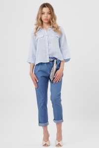 Pantaloni albaștri deschis din denim cu eșarfă - Img 2