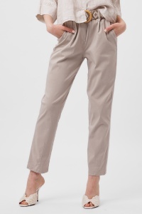 Pantaloni bej cu croială conică și curea din chingă