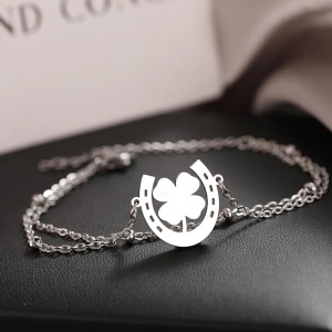 Bratara dama, dublata, model potcoava norocoasa, pandantiv trifoi cu patru foi, cu accesorii bilute, reglabila, argintie - Img 2