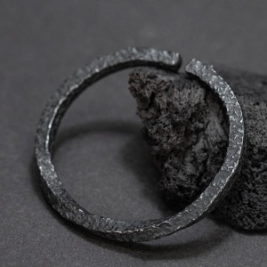 Bratara vintage lucioasa, model old blacksmith work, tematica dark age, unisex, neagra, - Img 2