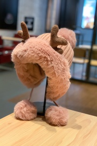 Caciula dama, accesorizata cu cornite de ren, decupaj la spate pentru par, model pom pom cu prindere sub barbie, tematica pretty cute for a deer, marime universala, roz - Img 2