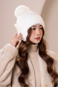 Caciula dama, model calduros cu pom pom, prelungire tip acoperitori pentru urechi, accesorizata cu urechiuse, tematica cat style, marime universala, alba - Img 3