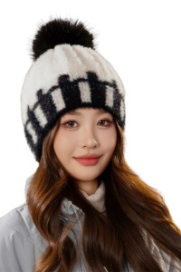 Caciula dama, model calduros cu pom pom, tematica winter season, marime universala, alba