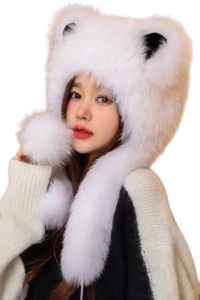 Caciula dama, model calduros cu urechiuse ascutite, prindere reglabila, tematica cute snow fox, marime universala, alba