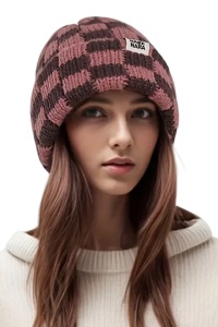 Caciula dama, model casual calduros, imprimeu abstract, tematica winter lady, marime universala, roz