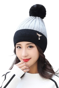 Caciula dama, model cu pom pom, accesoriu delicat si special, tematica winter fashion, marime universala, gri