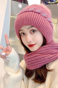 Caciula dama, model fashion cu pom pom si imitatie urechi tip fular reglabil, captuseala moale si calduroasa, detaliu distinctiv prin contrast, marime universala, rosu stins - Img 2