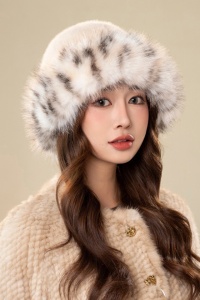 Caciula dama, model pufos cu bordura, imprimeu animal print, tematica fluffy winter, marime universala, bej - Img 4