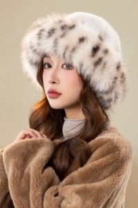 Caciula dama, model pufos cu bordura, imprimeu animal print, tematica fluffy winter, marime universala, alba - Img 3