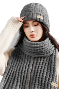 Caciula dama, set doua piese, model clasic minimalist, fular tip esarfa asortat, tematica warm and cozy winter, marime universala, gri