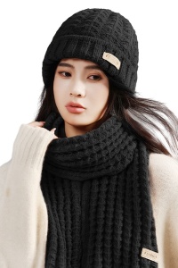 Caciula dama, set doua piese, model clasic minimalist, fular tip esarfa asortat, tematica warm and cozy winter, marime universala, negru