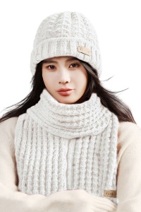 Caciula dama, set doua piese, model clasic minimalist, fular tip esarfa asortat, tematica warm and cozy winter, marime universala, alb