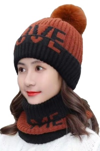 Caciula dama, set doua piese, model cu pom pom si fular tip guler asortat cu mesaj, captuseala calduroasa, tematica love me, marime universala, maro