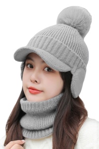Caciula dama, set doua piese, model pom pom cu acoperitori pentru urechi si cozoroc curbat, cu fular tip guler asortat, tematica fashion winter, marime universala, gri