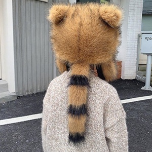 Caciula pentru copii, accesorizata cu urechiuse si codita de vulpita, model pufos si funny, prindere reglabila, tematica happy little fox, 3 – 8 ani, maro - Img 4