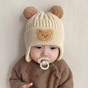Caciula pentru copii, model cu pom pom si acoperitori pentru urechi, accesorizata cu un ursulet simpatic, tematica little funny bear, 2 - 6 ani, bej - Img 3