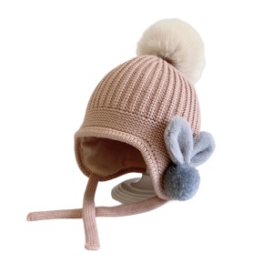 Caciula pentru copii, model cu pom pom si prindere reglabila sub barbie, accesorizata cu iepurasi la urechi, tematica little bunny in the winter, 1 – 3 ani, roz