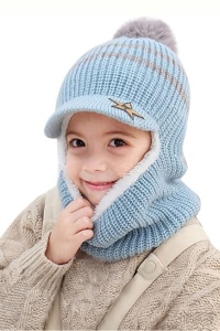 Caciula pentru copii, tip cagula, model cu cozoroc si pompom, accesoriu cute, tematica mica vedeta, 3 - 9, albastra deschis
