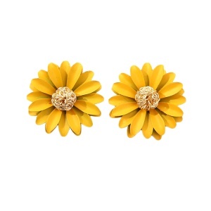 Cercei dama, floare galbena, detaliu auriu