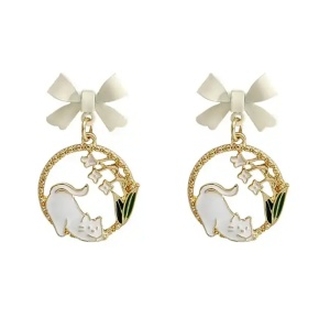 Cercei dama, model cu pisica jucausa, accesorizati cu fundite si flori, tematica funny cat, albi