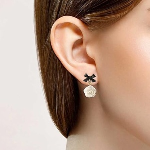 Cercei dama, model elegant cu floricele, accesorizati cu fundite, tematica beautiful nature, albi cu negru - Img 3