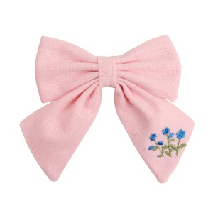 Clama de par, model school memories accesorizat cu funda supradimensionata, detaliu brodat cu elemente delicate florale, roz