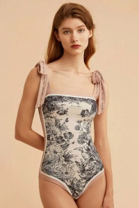Costum de baie dama, o piesa, model floral delicat, prindere cu bretele late pe umeri crem - Img 3