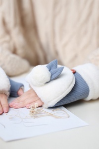 Manusi dama si adolescente, model cu degete dezgolite, capac prindere cu nasturel, accesorizate cu urechiuse si codita de iepuras, tematica winter bunny, marime universala, albastre - Img 2