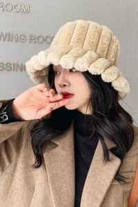 Palarie dama, model reglabil la interior, tematica cozy winter, marime universala, bej - Img 2