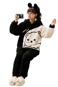 Pijama dama, set 2 piese, bluza maneca lunga cu gluga si pantaloni lungi, model cu animale, ursulet prietenos, tematica I love winter, neagra