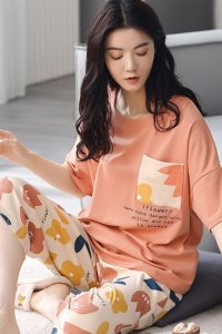 Pijama dama, set doua piese, bluza maneca scurta cu buzunar si pantaloni trei sferturi, model cu frunze, tematica o toamna colorata, portocalie - Img 3
