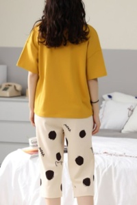 Pijama dama, set doua piese, bluza maneca scurta si pantaloni trei sferturi, model cu imprimeu abstract, tematica clasic elegant, galbena - Img 2