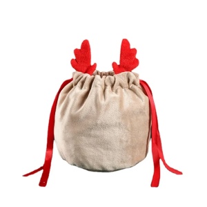 Saculet pentru cadou, model surpriza de Craciun, moale si catifelat, accesorizat cu urechiuse de ren, strangere reglabila cu snur, tematica magia sarbatorilor de iarna, rosu