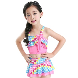 Set costum de baie pentru fetite, 3 piese, top tip bustiera, pantaloni scurti tip fustita si casca asortata, model chic elegant, imprimeu inimioare vesele, roz